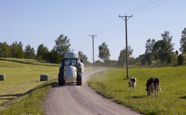 En traktor som kör höbalar. Foto: Jan Töve