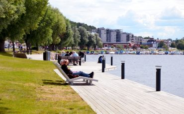 Nya vilstolar vid bryggan utmed Åsunden