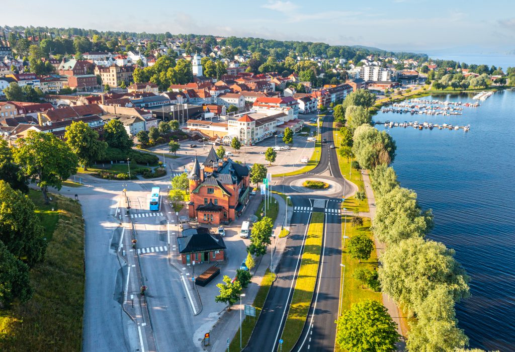 Flygfoto över Ulricehamns stationshus och Åsunden.