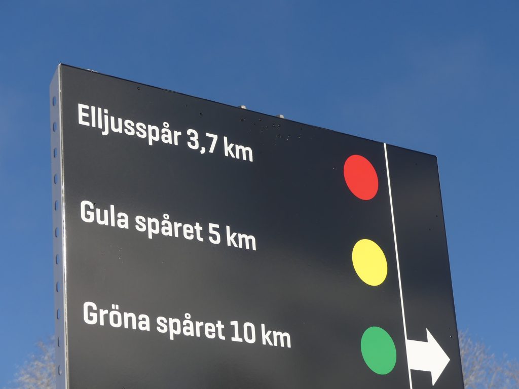 Bilden visar en skylt över Elljusspår, gula spåret och Gröna spåret på Lassalyckan