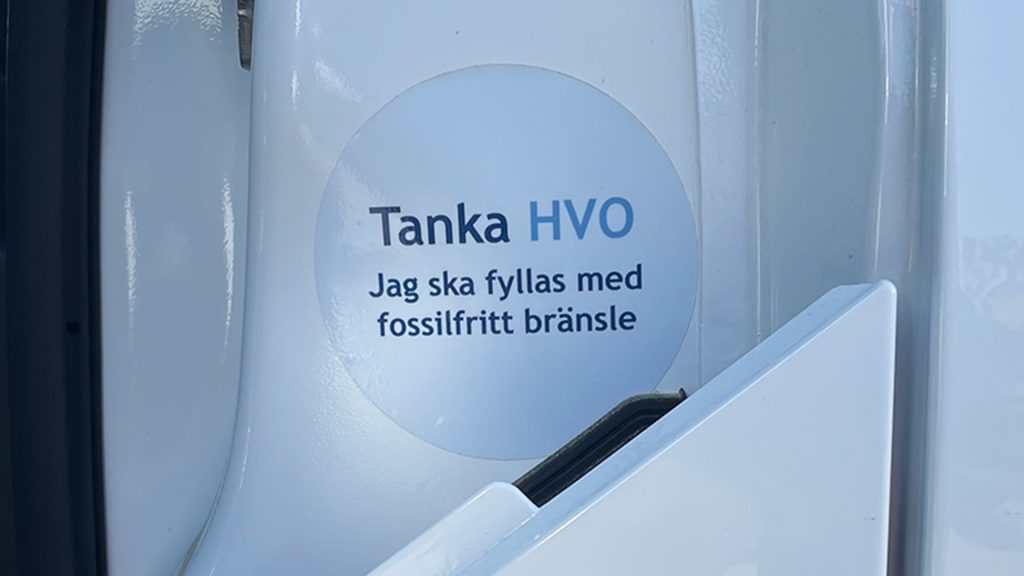 Dekal med uppmaning att tanka fossilfritt.