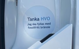 Dekal med uppmaning att tanka fossilfritt.