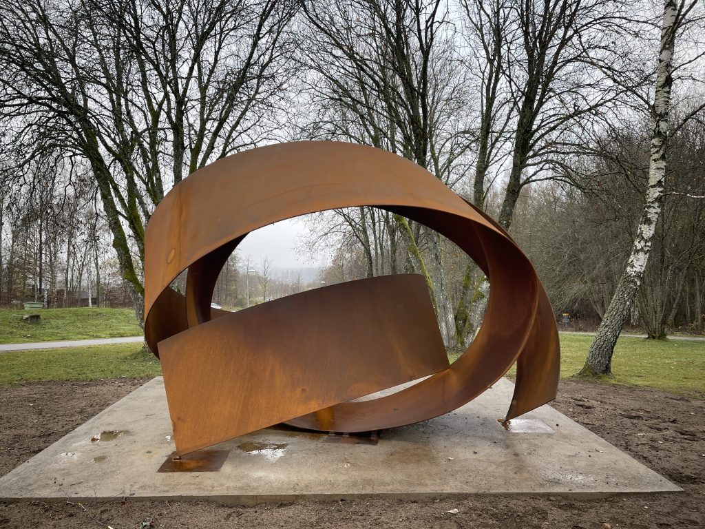 Rostfärgad metallskulptur i rund form